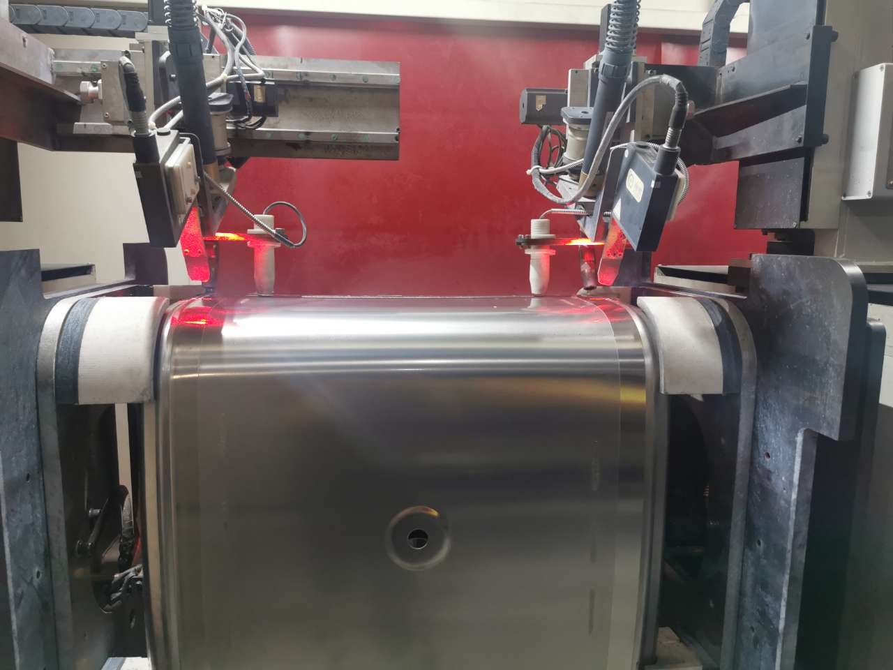 焊接專機加裝激光跟蹤系統的作用