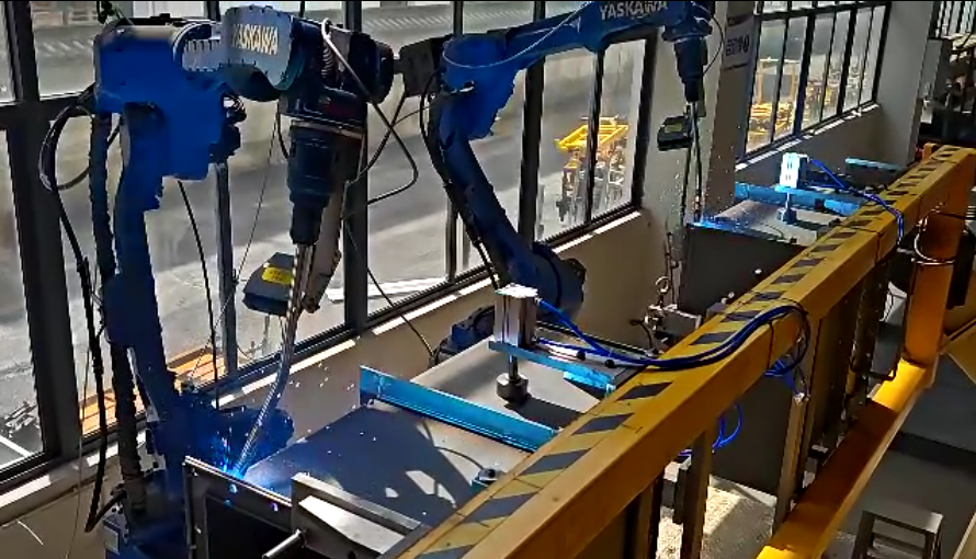 創想智控激光焊縫跟蹤器在變壓器油箱焊接中的應用——安川機器人雙機協同解決方案