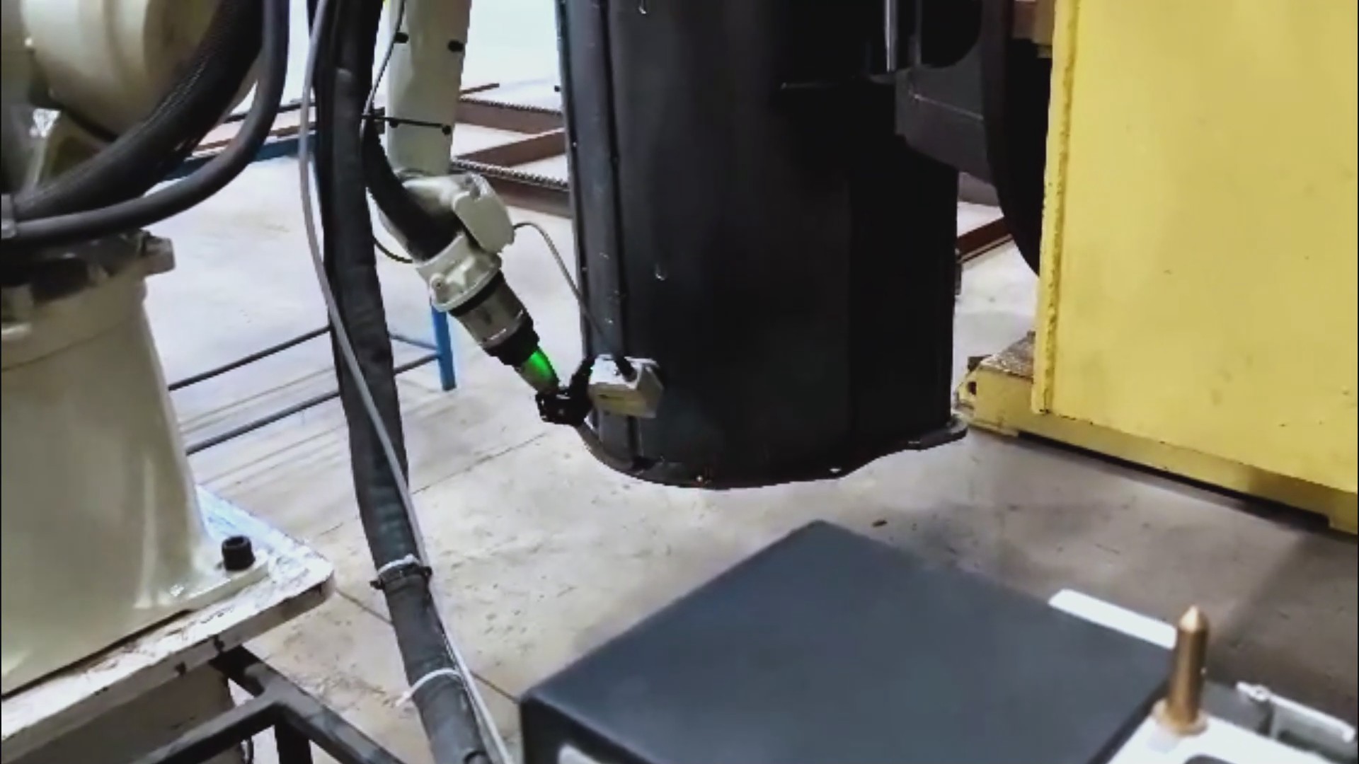 焊接機器人智能化升級：創想智控焊縫視覺跟蹤系統在建筑工程挖斗焊接中的應用